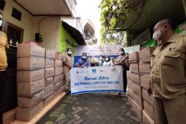 Asuransi Astra Kediri salurkan 125 paket bahan pokok bantu warga di pandemi corona