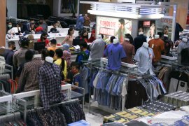 Pertokoan di Mataram kesulitan menerapkan "physical distancing"