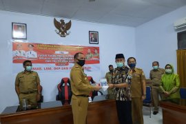 Kesbangpol Sultra serahkan  alat kesehatan kepada LSM dan OKP