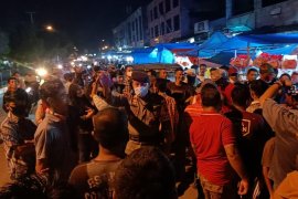 Pedagang pasar di Dumai turun ke jalan tolak pembatasan jam usaha