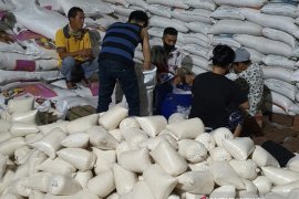 Bulog Riau gelontorkan gula murah Rp12.500 per kilogram ke pasar