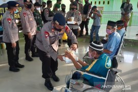 Brimob Polda Sultra berbagi takjil dan makanan di panti jompo