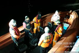 Kapal ikan terbalik diterjang ombak laut di Kupang