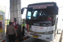 Bus Pelangi asal Medan 'putar balik' di gerbang Tol Kayuagung, nekat bawa penumpang mudik ke Jawa
