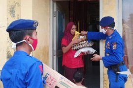 Personel BKO Dipolairud bagikan bantuan kepada masyarakat pesisir