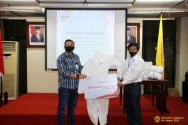 UI distribusikan 1.000 paket APD dan hand sanitizer ke lima rumah sakit di Depok