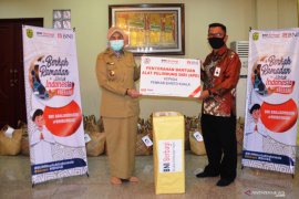 BNI Banjarmasin berbagi sembako dan APD ke Pemkab Batola