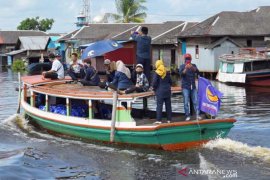 Video - Partai Nasdem HSS bagikan paket sembako "door to door" di daerah terpencil