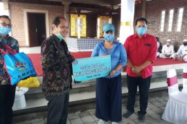 Perbankan Bali donasi 1.100 paket bahan pokok untuk Pemkab Tabanan