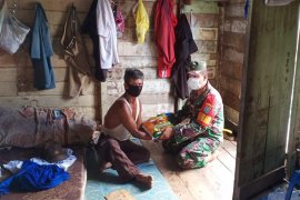 Danramil Lahei bantu kebutuhan pokok warga miskin