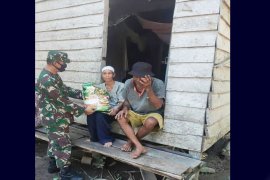 Warga ini terharu, setelah menerima bantuan sembako dari Danramil