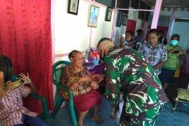 Korem 172/PWY salurkan bantuan sembako keluarga pahlawan Nasional asal Papua