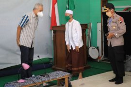 Gubernur Jawa Tengah Ganjar bantu santri yang tidak bisa mudik akibat pandemi