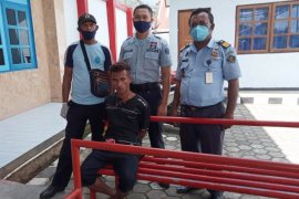 Petugas Lapas Narkotika Doyo Baru Jayapura tangkap pemuda pelempar ganja