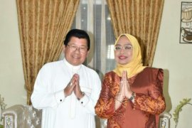 Mantan gubernur bantu paket Lebaran bagi tenaga medis Sulbar