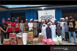 Dwi Warna Bird Club HST bakti sosial bagikan sembako, handwash dan masker