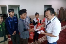 Penerbangan sepi, Bandara Kertajati salurkan bantuan kepada warga sekitar