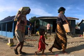 Polres Solok Selatan beri bantuan sembako masyarakat Suku Anak Dalam