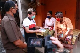 Bupati Klungkung serahkan BLT di tiga kecamatan
