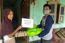 Ikatan Alumni Alkahfi FKM Unand bersama pengurus Alkahfi bagikan paket sembako ditengah pandemi COVID-19