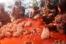 Pedagang Cianjur turunkan harga ayam karena sepi pembeli