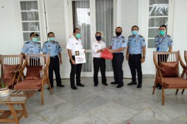 Imigrasi Pangkalpinang salurkan 132 paket sembako kepada masyarakat terdampak COVID-19