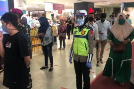 Polwan edukasi pengunjung  di pusat perbelanjaan