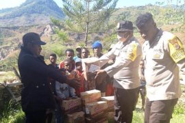 Polres Tolikara beri bantuan sembako dan masker kepada warga terdampak Corona