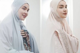 Mukena polos ala Ria Miranda untuk Lebaran 1441 Hijriyah