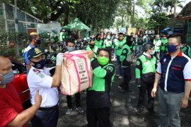 Dishub Jatim salurkan bansos untuk pengojek daring di Malang Raya