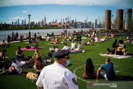 Masyarakat  Amerika berlibur di pantai saat kematian COVID-19 hampir 100.000