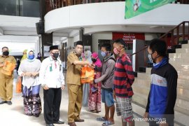 Wawali Serahkan Sembako ke Masyarakat