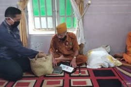 Walikota Banjarmasin serahkan bantuan sosial untuk LVRI