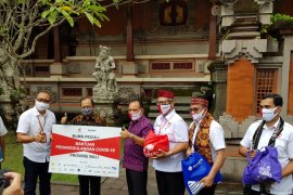 Warga NTT di Bali dapat bantuan ribuan paket sembako dari BUMN