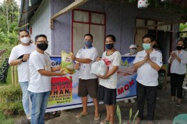 Foto - Rayon Hermon bagikan sembako ke anggota jemaat terdampak COVID-19