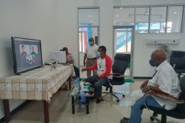 Bupati Biak Herry Naap semangati pasien COVID-19 lewat video call