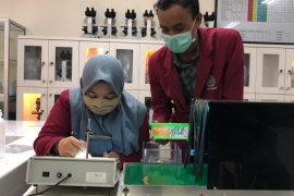Mahasiswa UMS rancang alat sterilisasi barang belanjaan