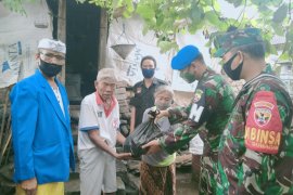 Dua desa di Karangasem-Bali terima ratusan paket sembako