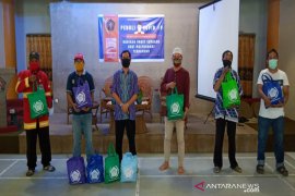 Minamas  gandeng PWI Kalsel bagikan sembako bagi masyarakat terdampak COVID-19