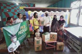 PKB Banjarmasin distribusikan sembako Gus AMI hingga yayasan anak jalanan