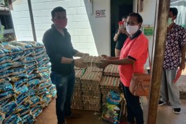 PSI Jayapura berikan bantuan sembako kepada petugas kebersihan RSUD Jayapura