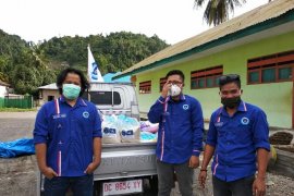 Sayap Demokrat Sulbar bagikan ratusan paket sembako di Mamuju