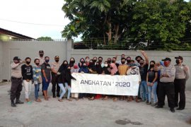 Alumni SMU I dan Polres Sarmi bagikan masker dan takjil