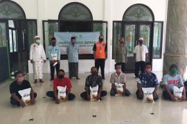 LMI dan MUI Jatim bantu warga terdampak COVID-19 di Gresik