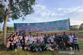 Bupati Nias Selatan, penyuluh dan mahasiswa bantu petani tanam jagung