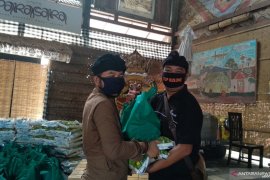 Seniman di Bali diberi bantuan bahan kebutuhan pokok