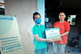 Jamkrindo Tangerang berikan bahan pokok UMKM terdampak COVID-19