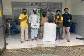 Petugas pemakaman di TPU Keputih Surabaya dapat bantuan baju hazmat