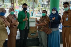 Tim KKN Tematik Kesehatan FK Unand sumbang APD bagi medis dan masyarakat