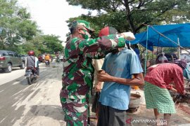 Kodim 1417/Kendari lakukan operasi penggunaan masker di pasar tradisional